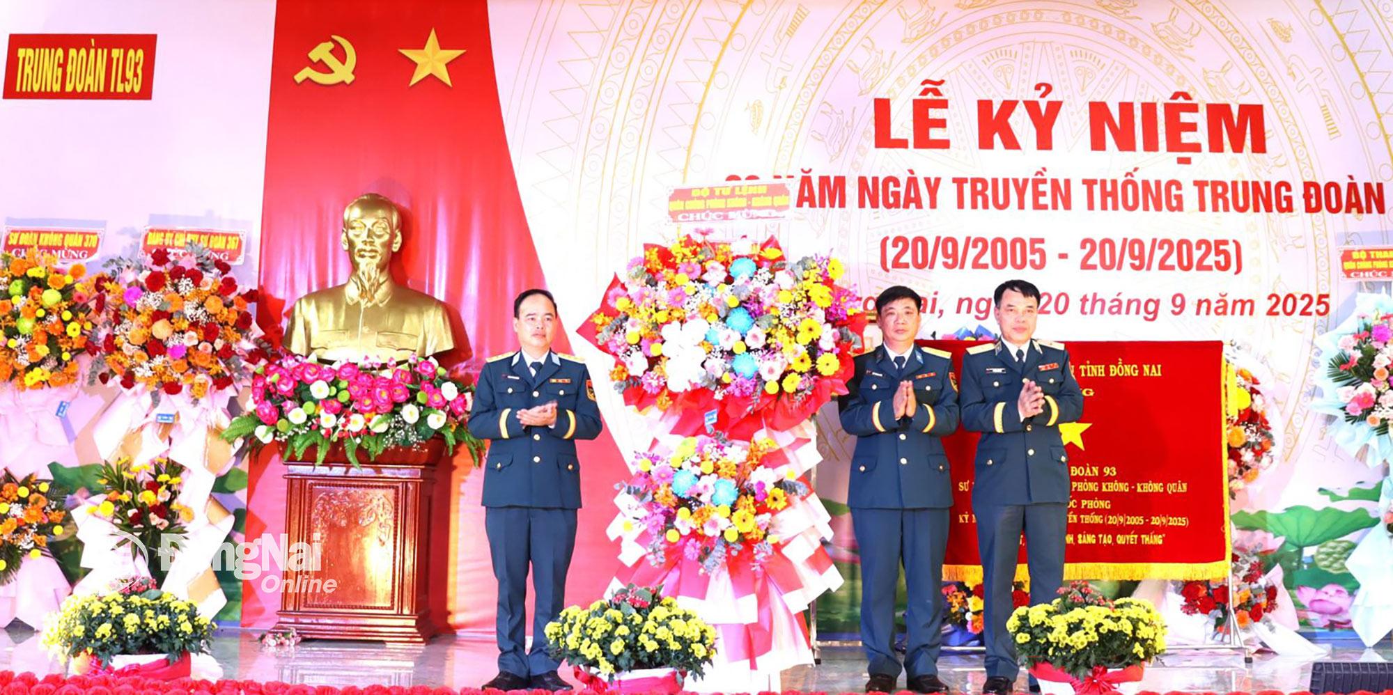 Thiếu tướng Vũ Đại Dương, Phó Tư lệnh Quân chủng Phòng không không quân tặng hoa chúc mừng trung đoàn tại buổi lễ. Ảnh: Nguyệt Hà