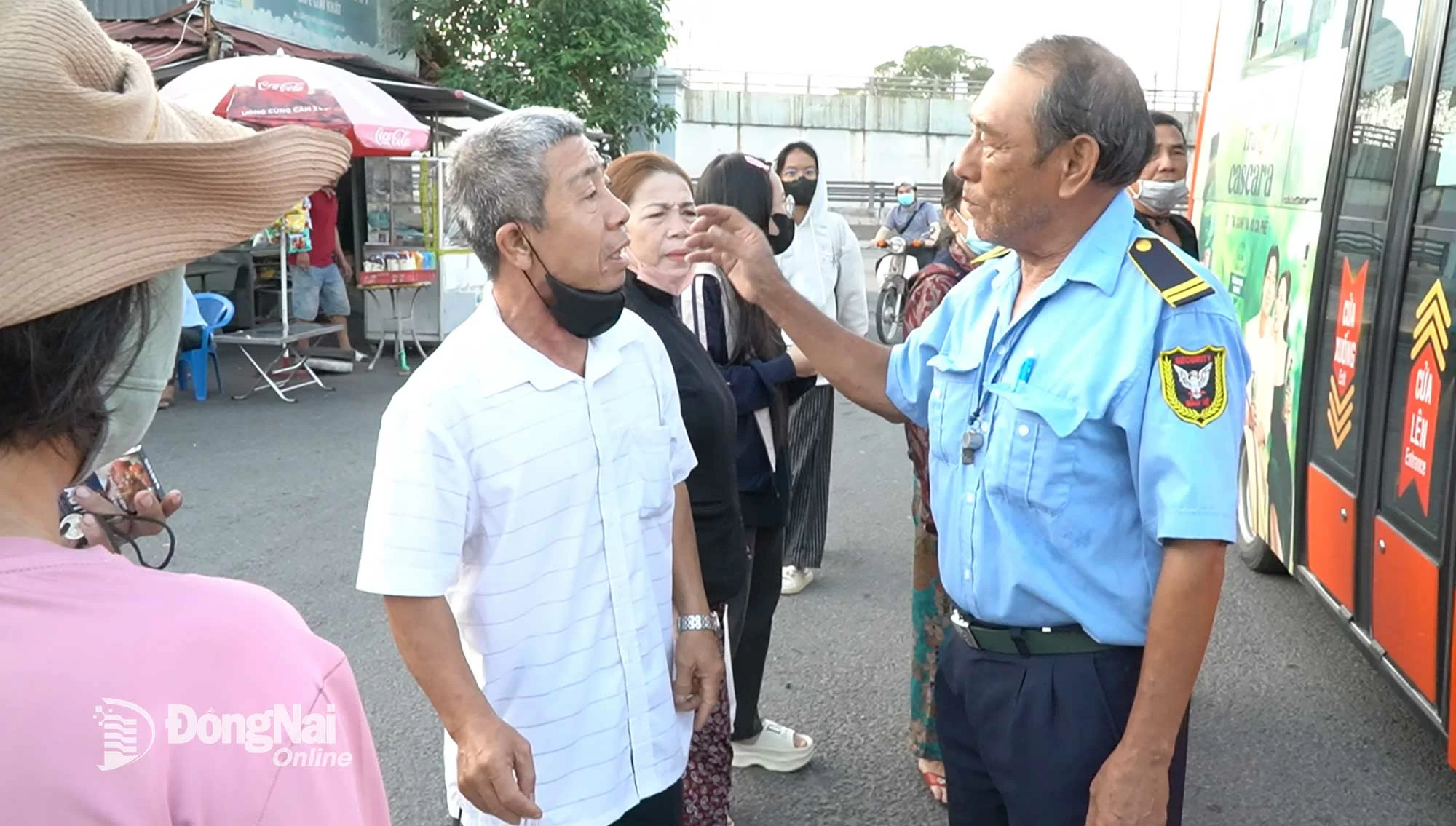 Nhân viên bảo vệ bến xe hướng dẫn, giải thích cho người dân nhằm giữ gìn an ninh trật tự. Ảnh: An Nhơn