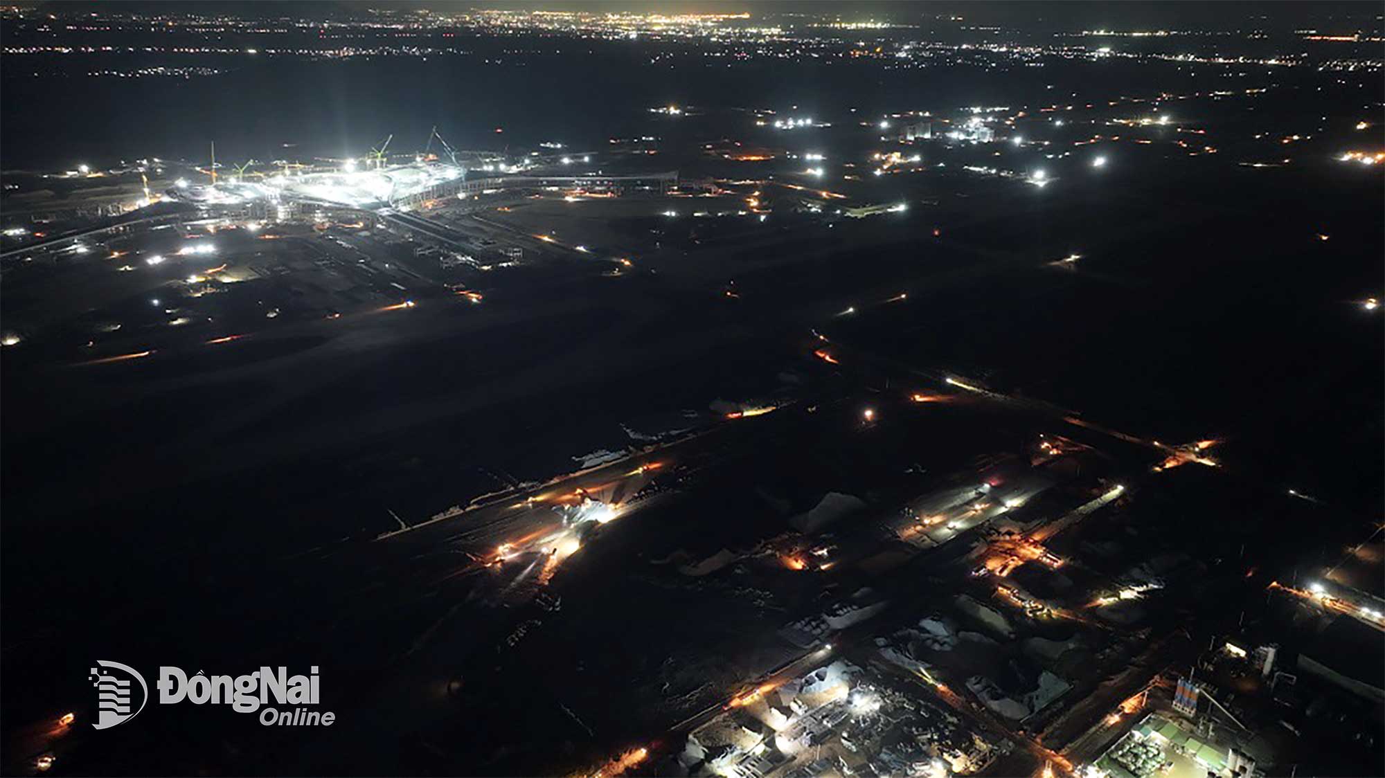 Đại công trường Dự án Sân bay Long Thành giai đoạn 1 sáng đèn, rộn vang tiếng máy thi công ban đêm. Ảnh: Phạm Tùng