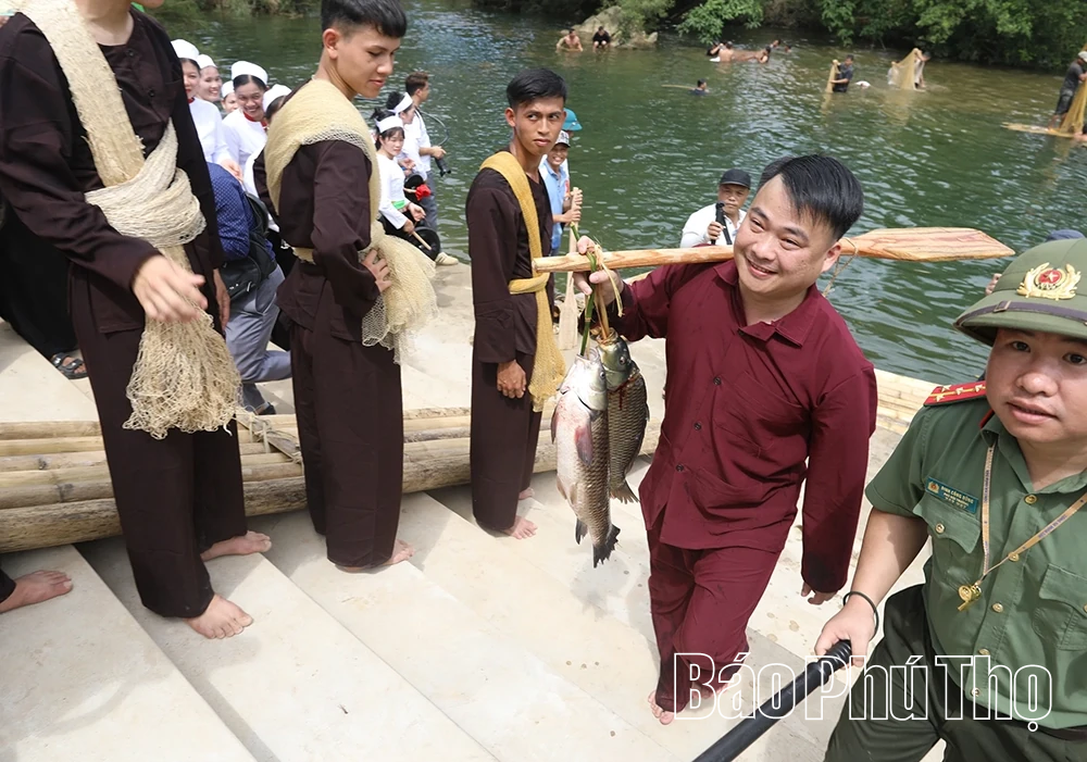 Lễ hội Đánh cá suối truyền thống độc đáo, thu hút đông đảo du khách