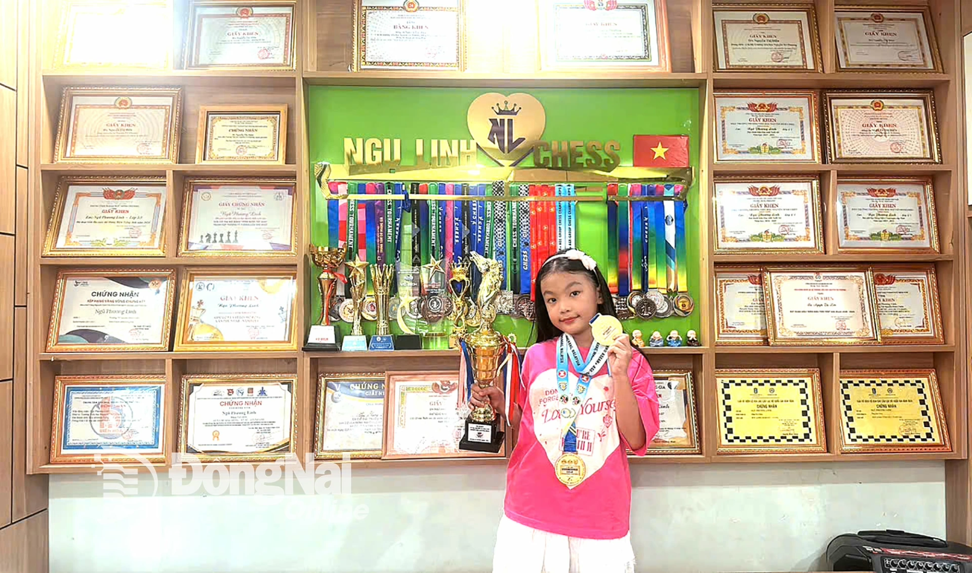 Kỳ thủ nữ 8 tuổi Ngũ Phương Linh sở hữu bộ sưu tập cúp và huy chương giành được ở các giải đấu. Ảnh: NVCC