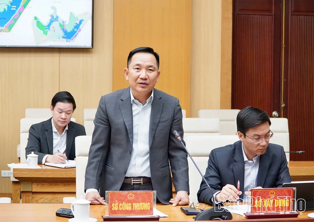 Chủ tịch UBND tỉnh nghe Sở Xây dựng báo cáo quy hoạch đô thị và nông thôn