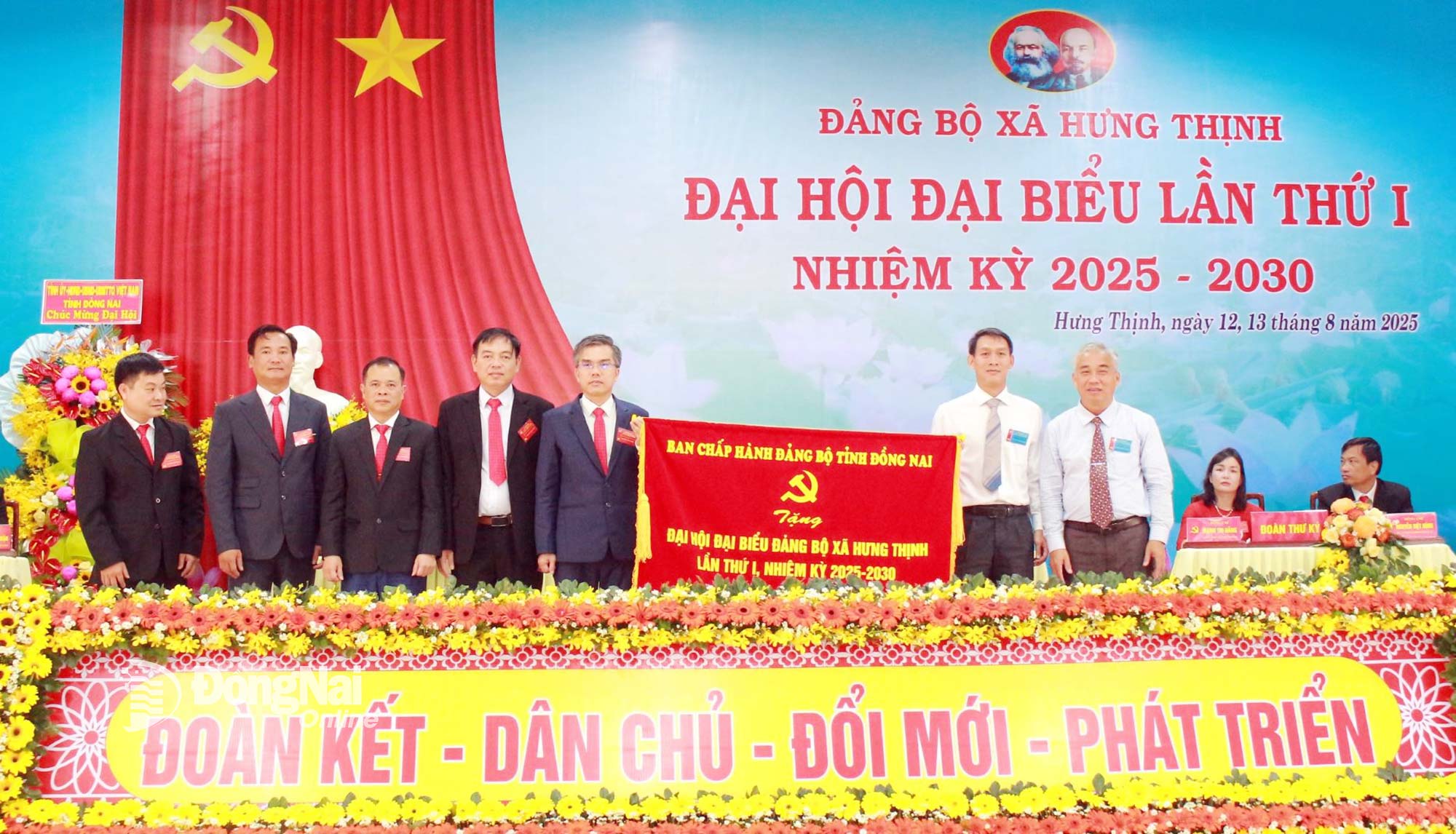 Tỉnh ủy viên, Phó trưởng Ban Tổ chức Tỉnh ủy Đỗ Đức Hòa tặng bức trướng của Ban Chấp hành Đảng bộ tỉnh cho đại hội. Ảnh: N. Hòa