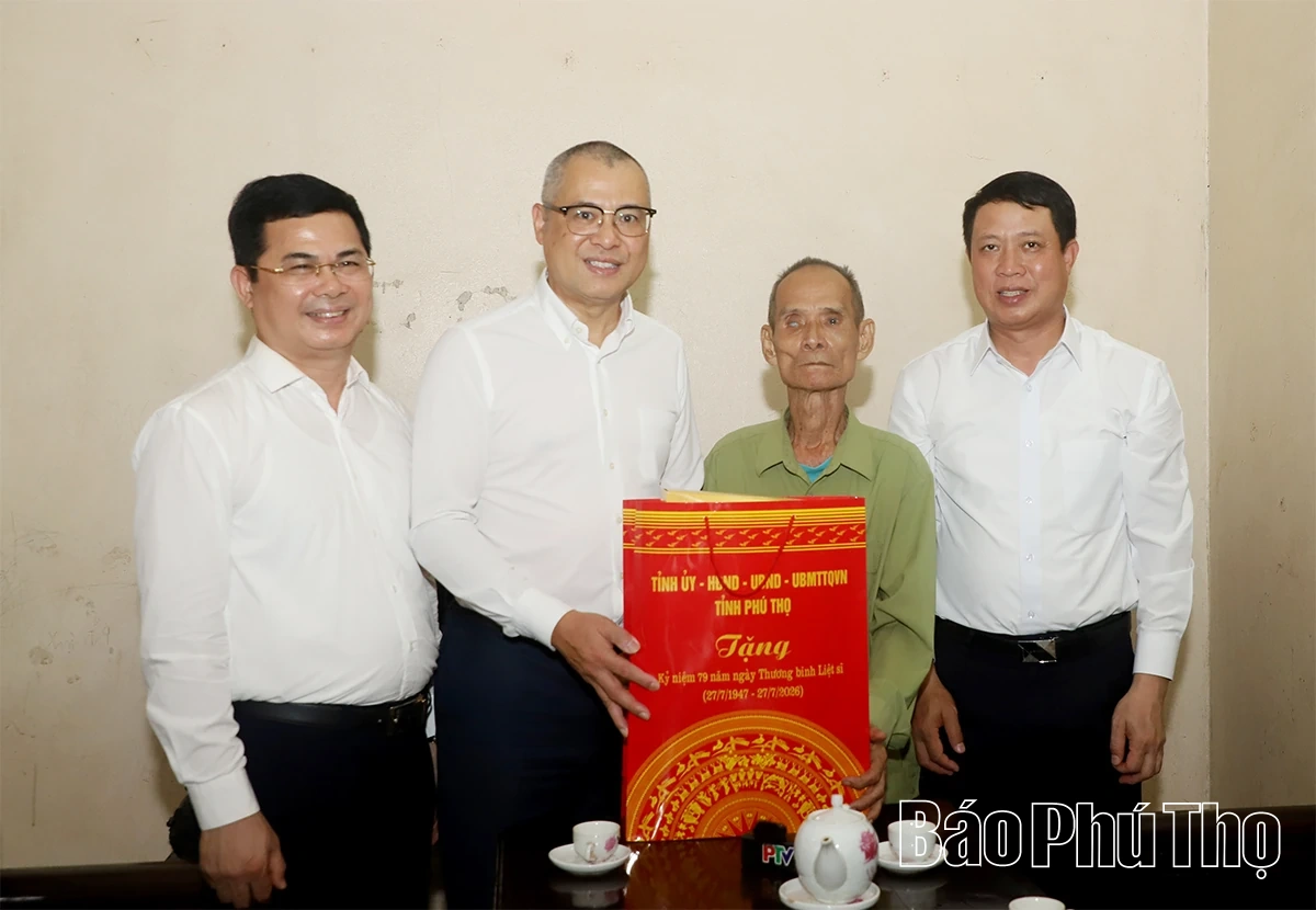 Bí thư Tỉnh ủy Phạm Đại Dương thăm, tặng quà Mẹ Việt Nam Anh hùng và người có công tại xã Hy Cương