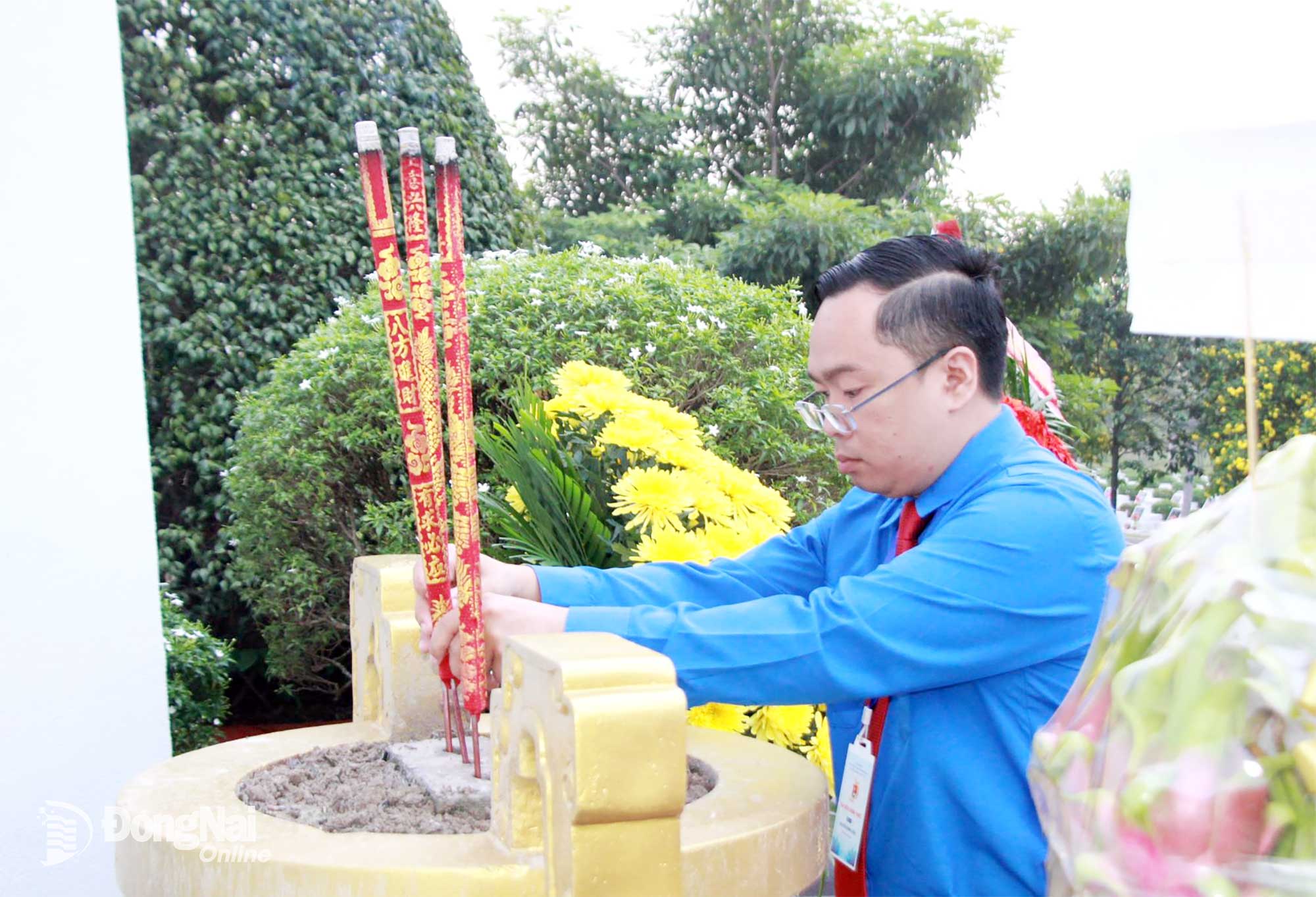 Tỉnh ủy viên, Phó Chủ tịch Ủy ban MTTQ Việt Nam tỉnh, Bí thư Tỉnh đoàn Đồng Nai Nguyễn Minh Kiên dâng hương tại Đài tưởng niệm Nghĩa trang liệt sĩ tỉnh. Ảnh: Nga Sơn