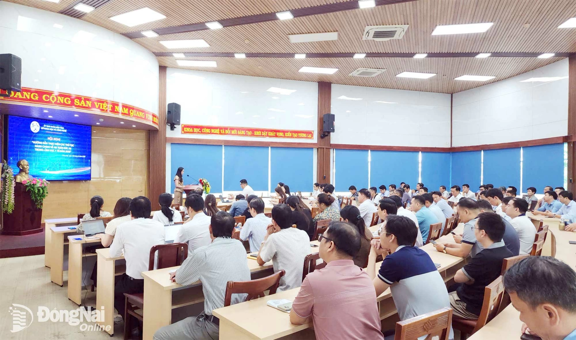 Đông đảo cán bộ, nhân viên y tế tham gia hội nghị. Ảnh: Thảo Quế