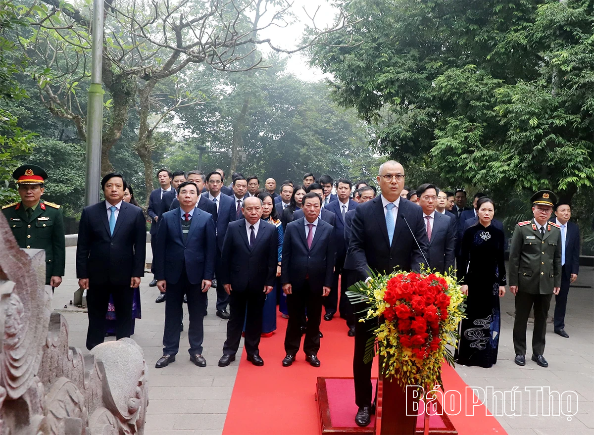 Đo&agrave;n đại biểu Đảng bộ tỉnh Ph&uacute; Thọ d&acirc;ng hương tưởng niệm c&aacute;c Vua H&ugrave;ng trước thềm Đại hội XIV của Đảng