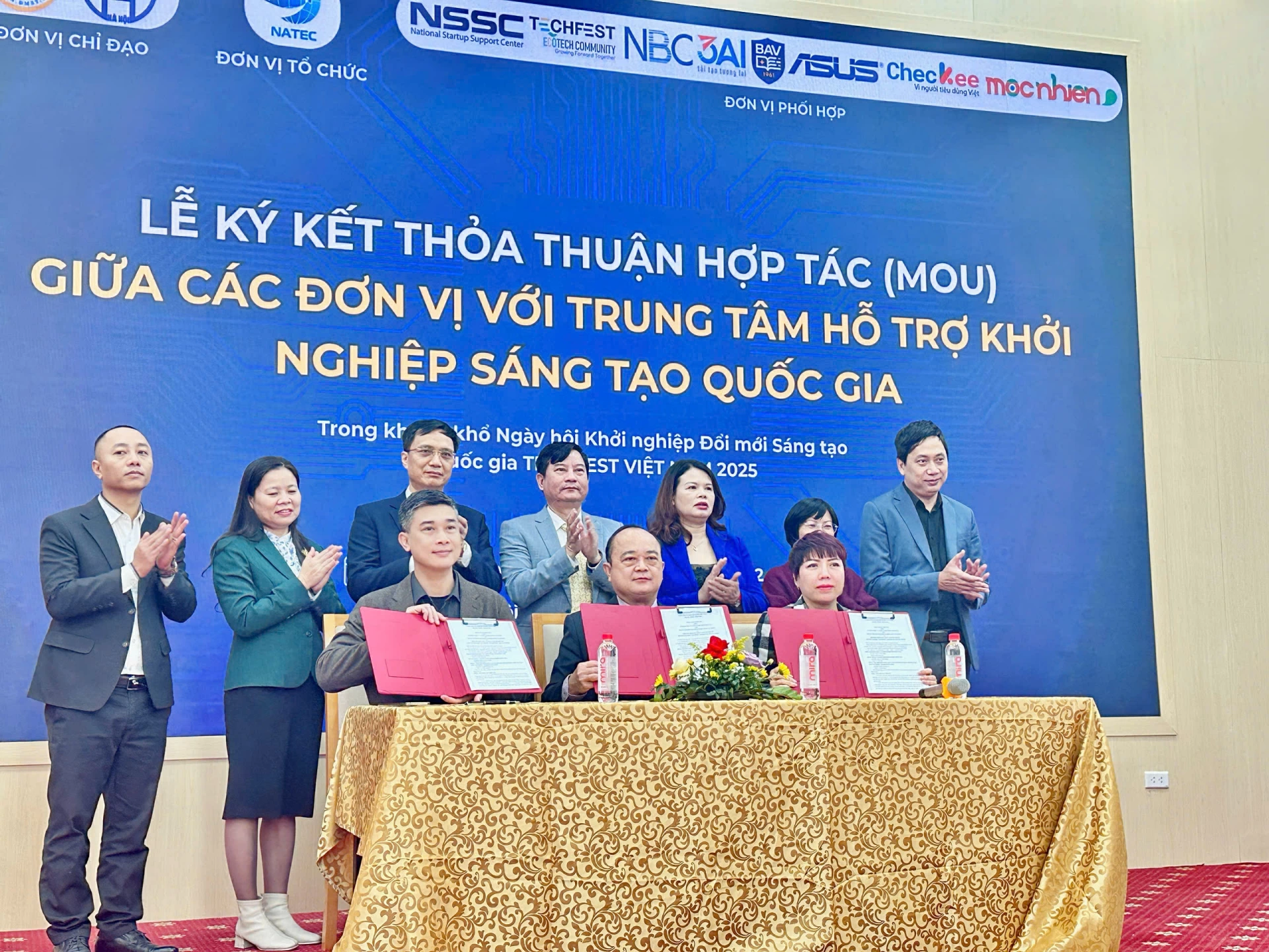 Sở Khoa học và Công nghệ tỉnh Đồng Nai Võ Hoàng Khai (giữa) ký kết thỏa thuận hợp tác với đại diện Trung tâm Hỗ trợ khởi nghiệp sáng tạo Quốc gia (NSSC) và Viện Đổi mới sáng tạo và Chuyển đổi số (Trường đại học Tài chính - Marketing) về hỗ trợ phát triển hệ sinh thái khởi nghiệp, đổi mới sáng tạo trên địa bàn tỉnh. Ảnh: CTV