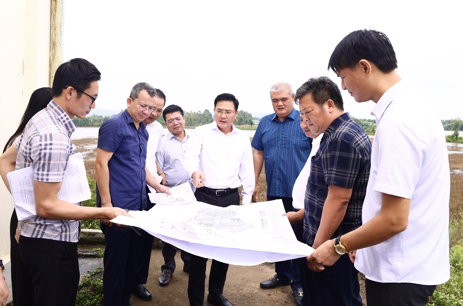 Phó Chủ tịch UBND tỉnh Vũ Việt Văn kiểm tra thực địa vị trí nghiên cứu quy hoạch điểm đổ chất thải rắn xây dựng và bùn thải
