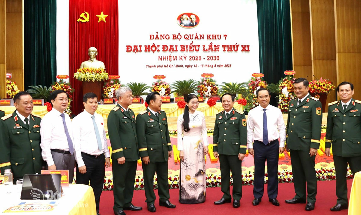 Đại tướng Trịnh Văn Quyết (thứ 4 từ phải qua) trao đổi với các đại biểu tại đại hội. Ảnh: Nguyệt Hà