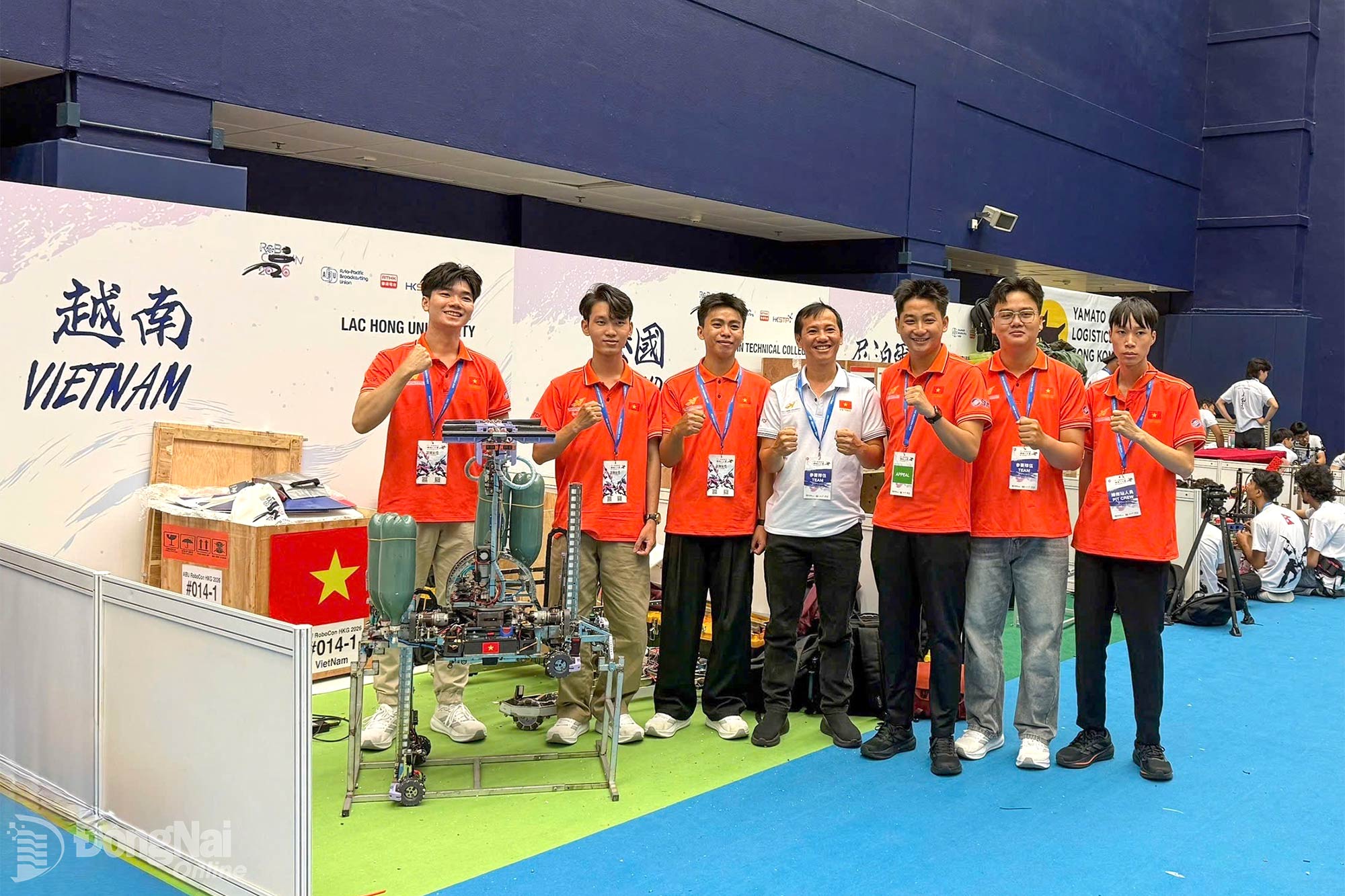 Các thành viên của Đội LH-FOF và chỉ đạo viên của đội tại cuộc thi. Ảnh: Công Nghĩa