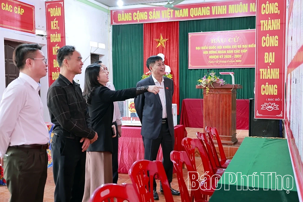 Chủ nhiệm Ủy ban Công tác đại biểu của Quốc hội Nguyễn Hữu Đông kiểm tra công tác chuẩn bị bầu cử tại xã Cẩm Khê