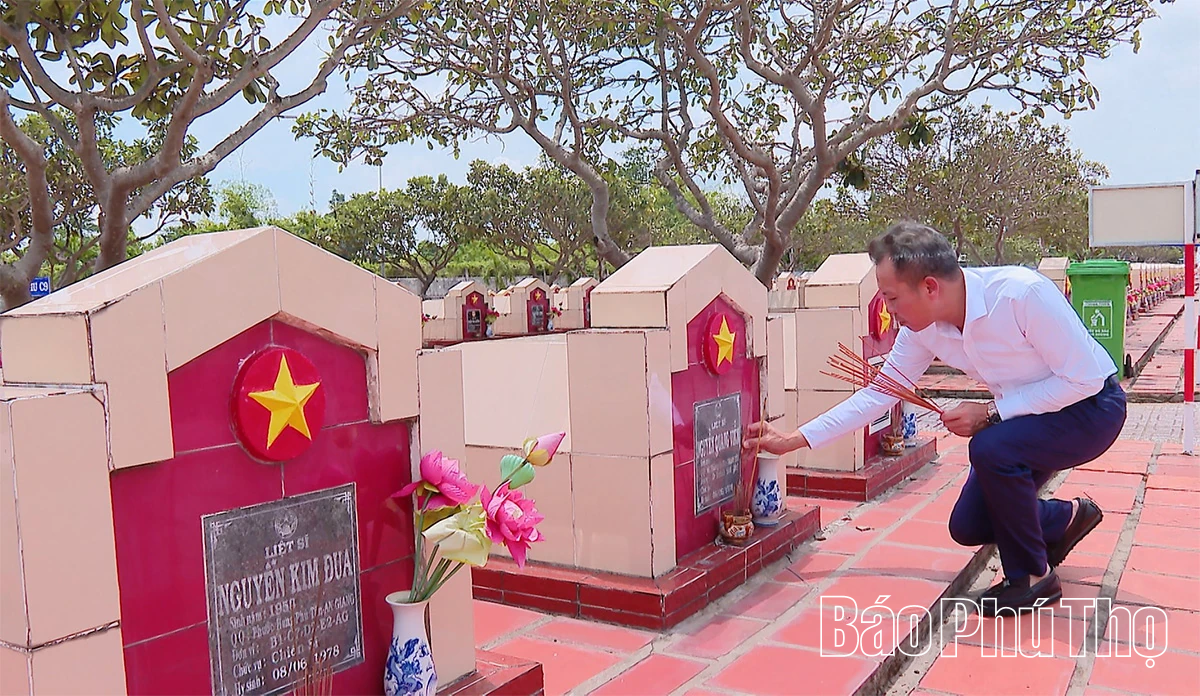 Phó Bí thư Thường trực Tỉnh ủy Bùi Văn Quang dâng hương các anh hùng liệt sĩ tại An Giang