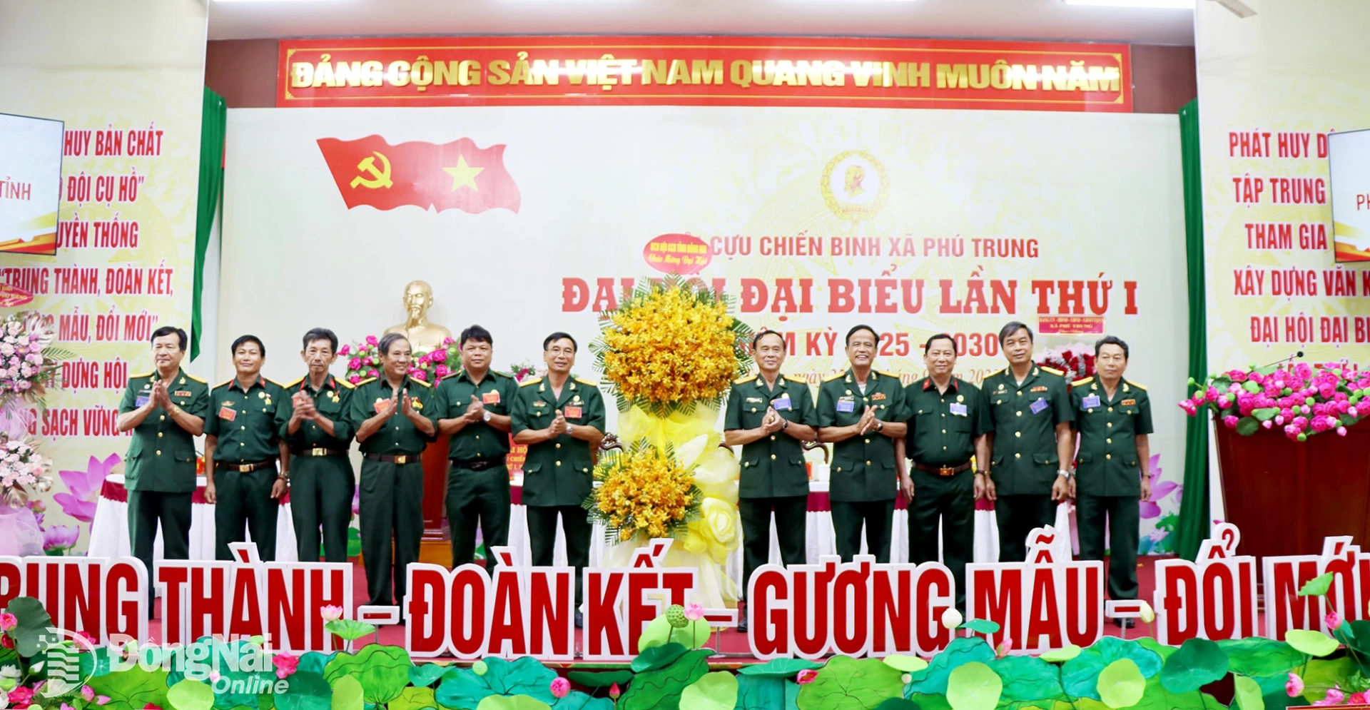 Lãnh đạo Hội Cựu chiến binh tỉnh Đồng Nai tặng lẵng hoa chúc mừng đại hội. Ảnh: Thanh Mảng