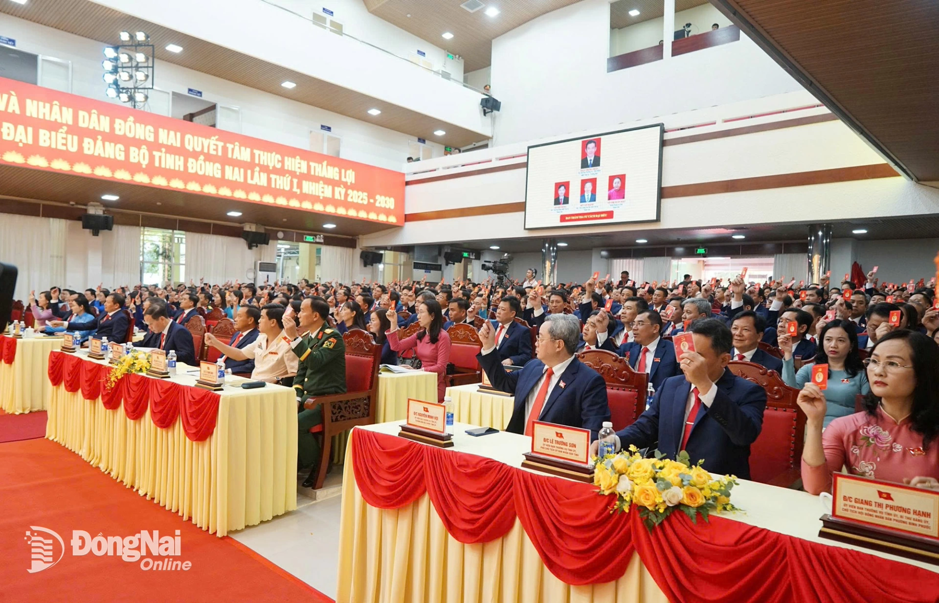 Các đại biểu biểu quyết tại Đại hội đại biểu Đảng bộ tỉnh Đồng Nai nhiệm kỳ 2025-2030. Ảnh: Tư liệu
