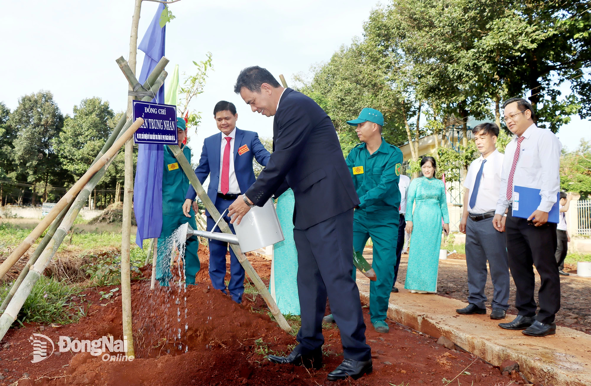 Lãnh đạo tỉnh, xã hưởng ứng lễ phát động trồng cây “Đời đời nhớ ơn bác Hồ” tại xã Bình Tân