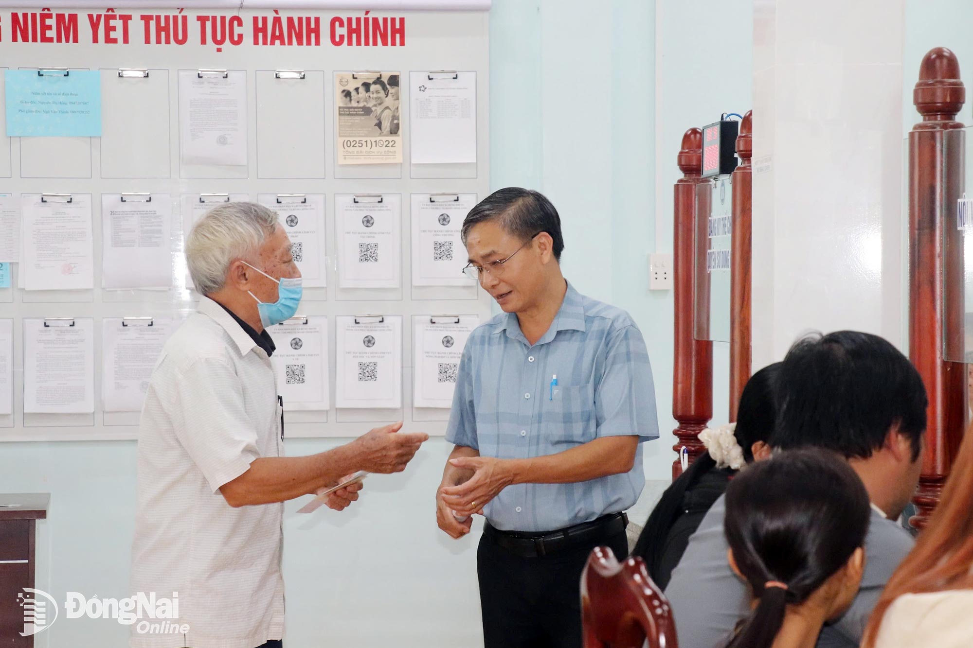 Cần đề cập rõ cơ chế “rõ người”, “rõ việc”, “rõ trách nhiệm” khi phân cấp. Trong ảnh: Phó Bí thư Đảng ủy,Chủ tịch UBND xã Hưng Phước  Nguyễn Công Danh (đứng bên phải) trao đổi cùng người dân khi đến thực hiện thủ tục hành chính tại Trung tâm Phục vụ hành chính công xã. Ảnh: minh họa: Hải Yến