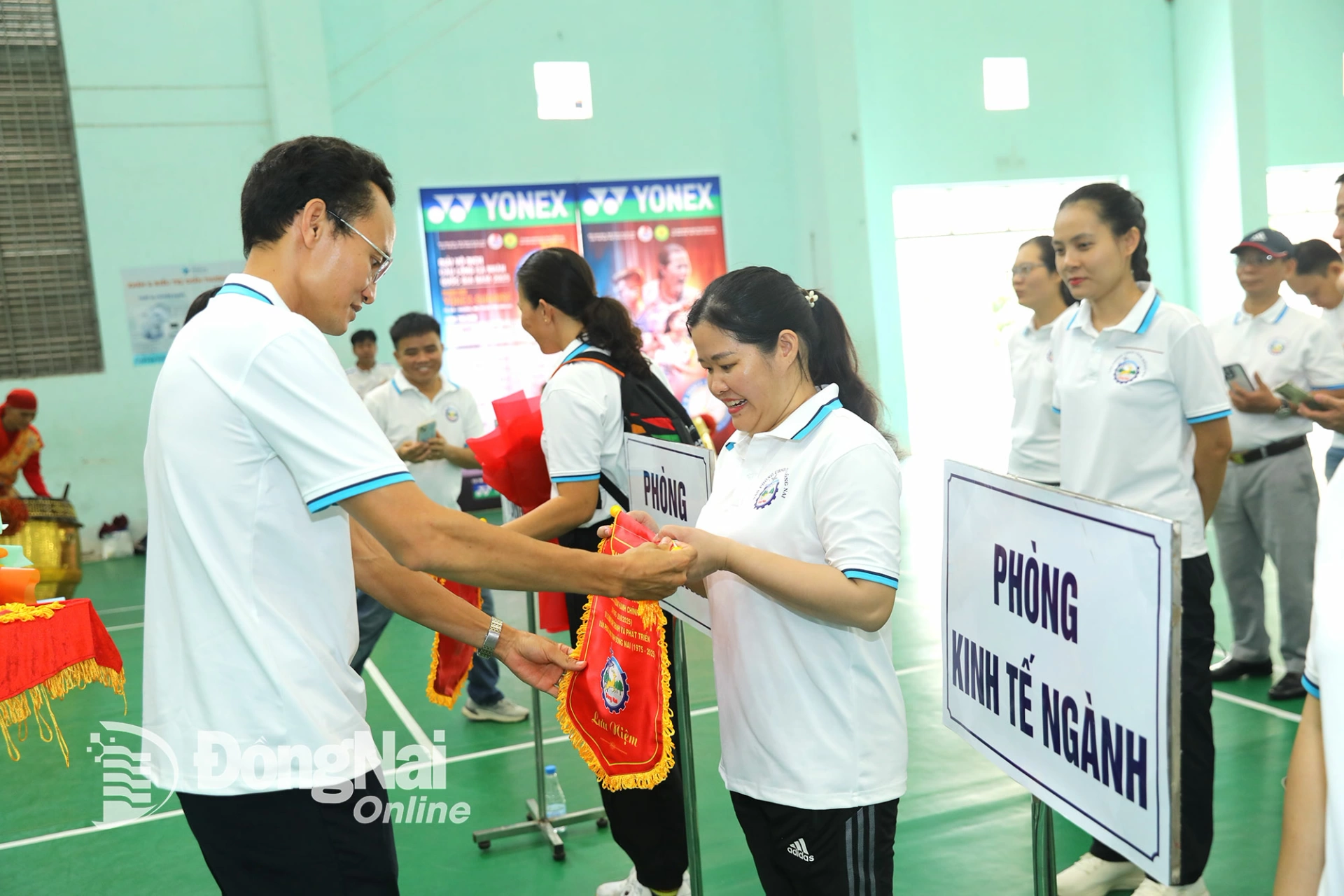 Ban tổ chức tặng cờ lưu niệm và hoa cho các đơn vị tham dự hội thao. Ảnh: Huy Anh