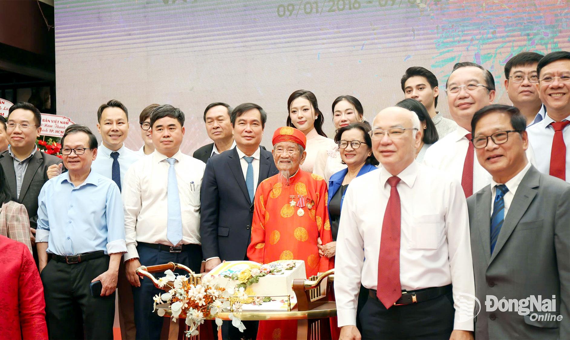 Lễ kỷ niệm 10 năm thành lập Đường sách Thành phố Hồ Chí Minh ngày 8-1-2026. Trong 10 năm qua, tại Đường sách diễn ra hơn 3 ngàn hoạt động đa dạng: 164 sự kiện phục vụ nhiệm vụ chính trị - xã hội, 1.320 sự kiện giao lưu tác giả - tác phẩm, 50 hội sách, 280 chương trình chuyên đề cho học sinh, 275 chương trình triển lãm nghệ thuật, 130 chương trình biểu diễn văn hóa nghệ thuật đương đại và dân gian, hơn 800 sân chơi tương tác, kỹ năng và trải nghiệm và các hoạt động hợp tác, kết nối xuất bản, văn hóa với các đối tác trong và ngoài nước.