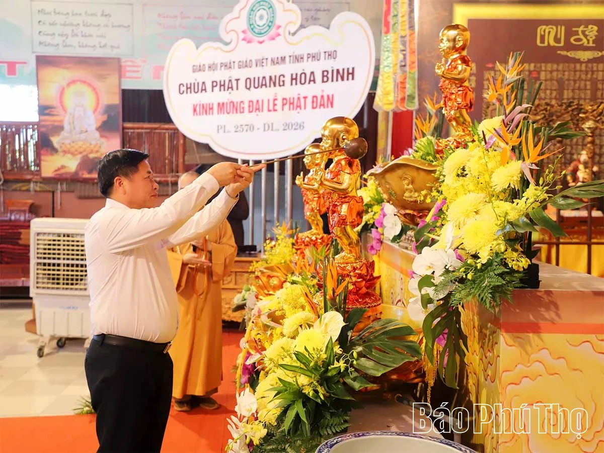 Phó Chủ tịch UBND tỉnh Đinh Công Sứ chúc mừng Ban Trị sự Giáo hội Phật giáo khu vực Hòa Bình nhân Đại lễ Phật đản