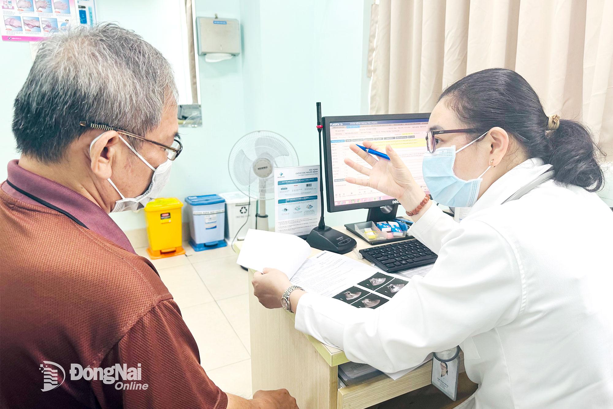 Bác sĩ Ngô Thúy Hằng, Bệnh viện Hoàn Mỹ Đồng Nai, khám sức khỏe cho bệnh nhân bị biến chứng nặng do bệnh tăng huyết áp. Ảnh: Hạnh Dung