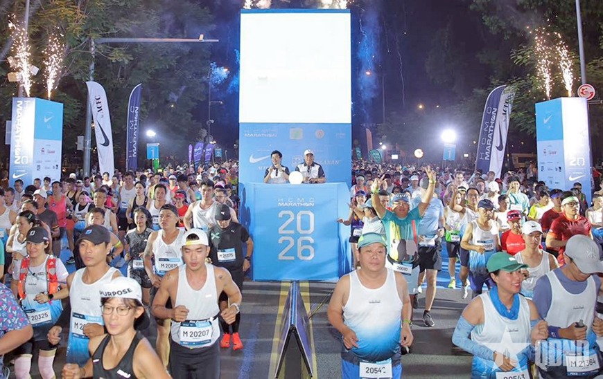  C&aacute;c vận động vi&ecirc;n xuất ph&aacute;t tranh t&agrave;i cự ly 21km. Ảnh: QĐND