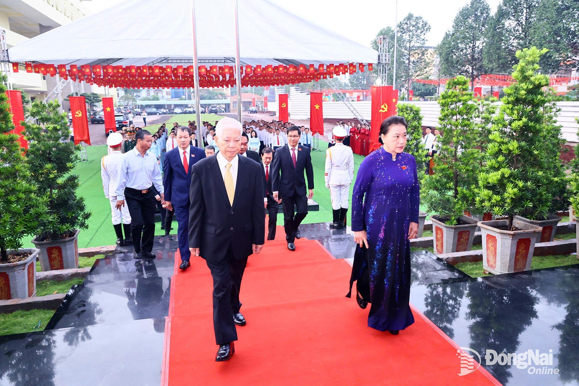 Các đồng chí: nguyên Ủy viên Bộ Chính trị, nguyên Chủ tịch nước Nguyễn Minh Triết; nguyên Ủy viên Bộ Chính trị, nguyên Chủ tịch Quốc hội Nguyễn Thị Kim Ngân tham dự lễ viếng. Ảnh: Công Nghĩa