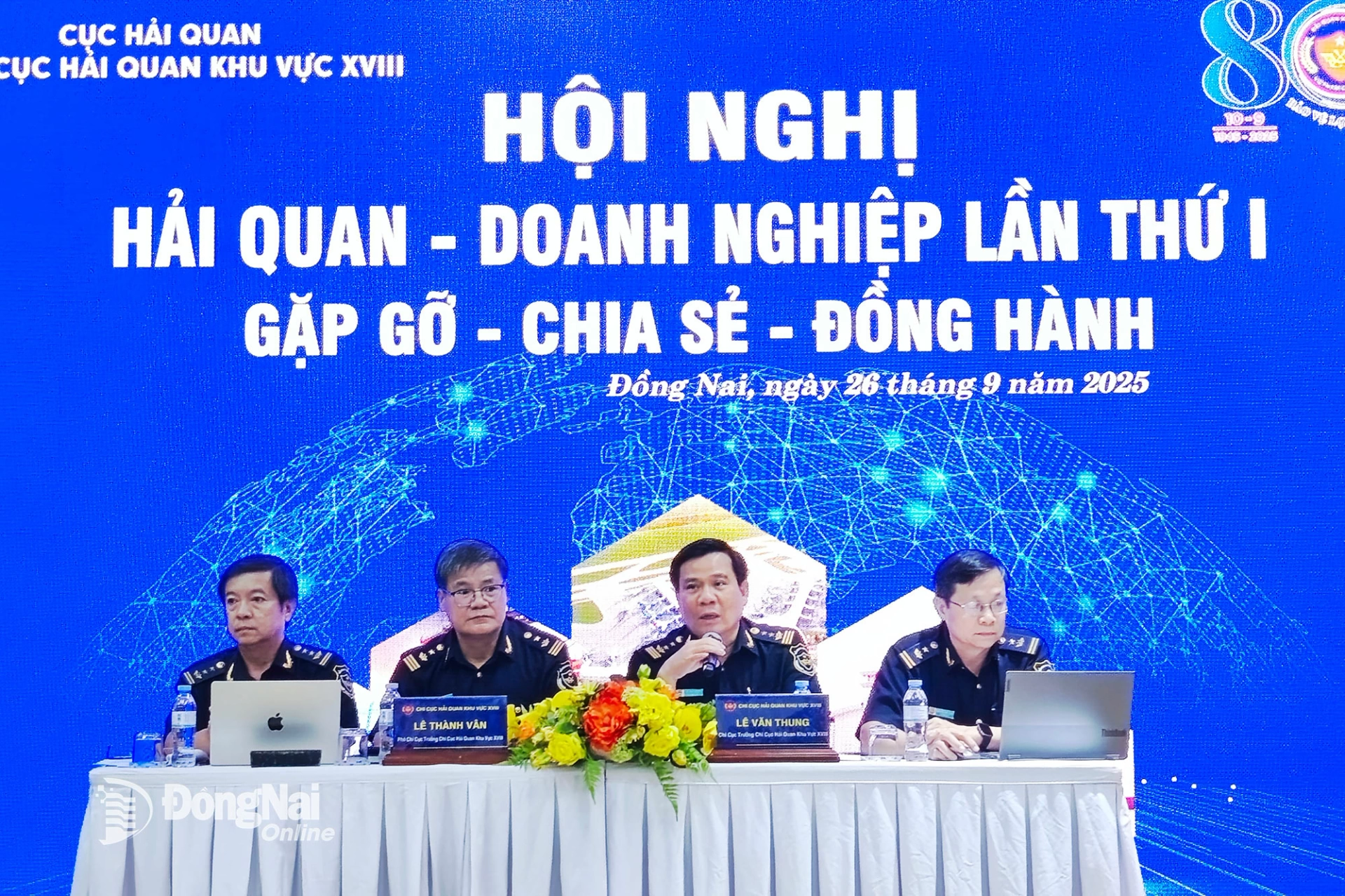 Lãnh đạo Chi cục Hải quan khu vực XVIII trả lời các kiến nghị của doanh nghiệp. Ảnh: Vương Thế