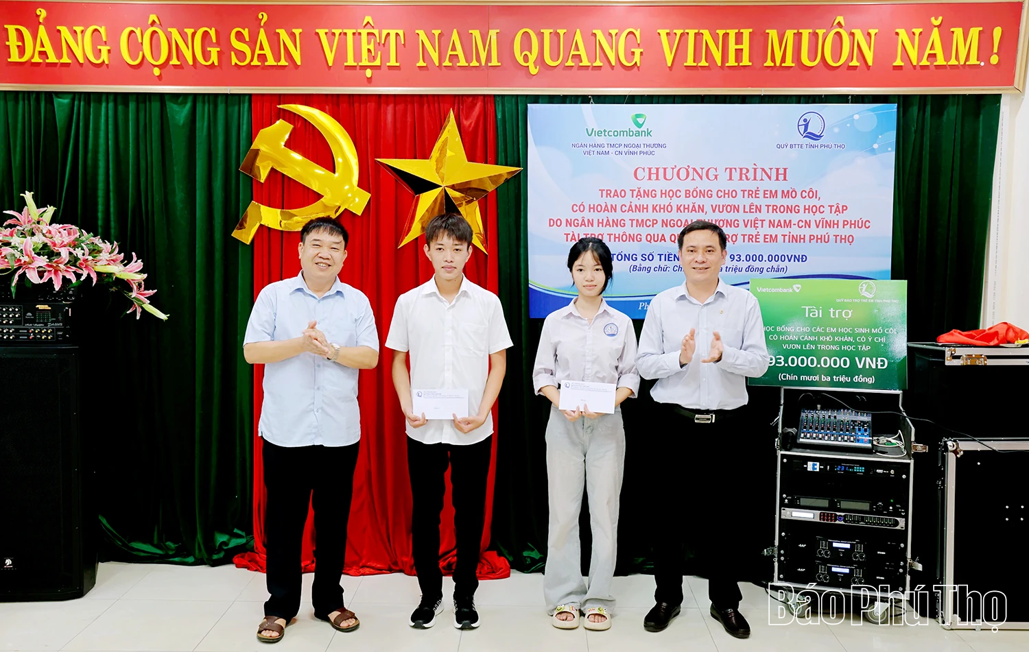 Trao học bổng cho trẻ em có hoàn cảnh đặc biệt khó khăn