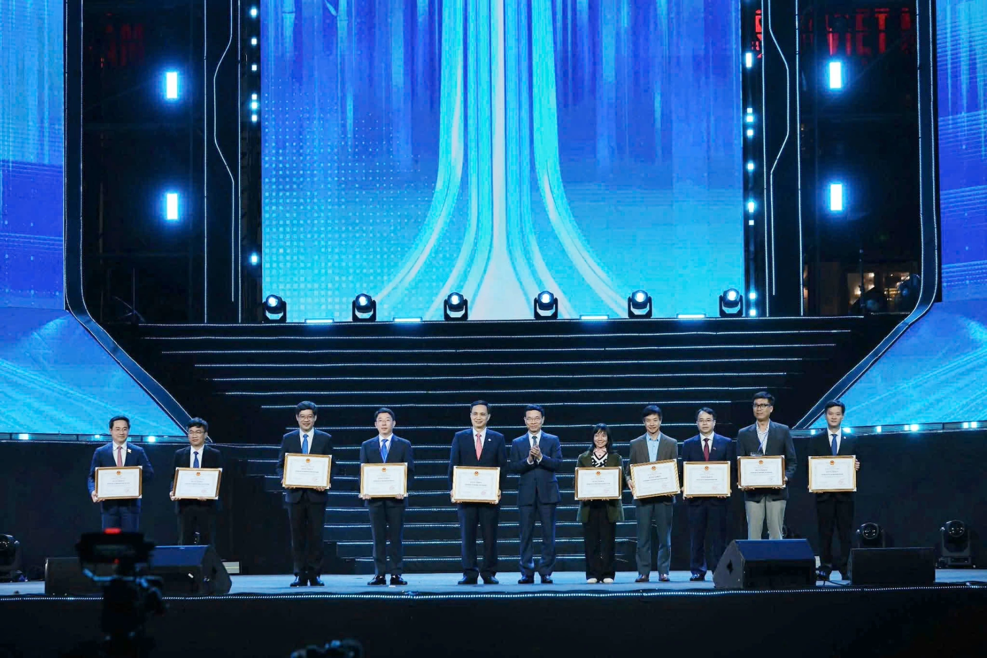 Ủy viên Bộ Chính trị, Thủ tướng Chính phủ Phạm Minh Chính phát biểu tại lễ khai mạc Techfest Việt Nam 2025. Ảnh: Bộ Khoa học và Công nghệ Ủy viên Trung ương Đảng, Bộ trưởng Khoa học và Công nghệ Nguyễn Mạnh Hùng trao bằng khen cho các địa phương tiêu biểu phát triển hệ sinh thái khởi nghiệp sáng tạo. Ảnh: Bộ Khoa học và Công nghệ