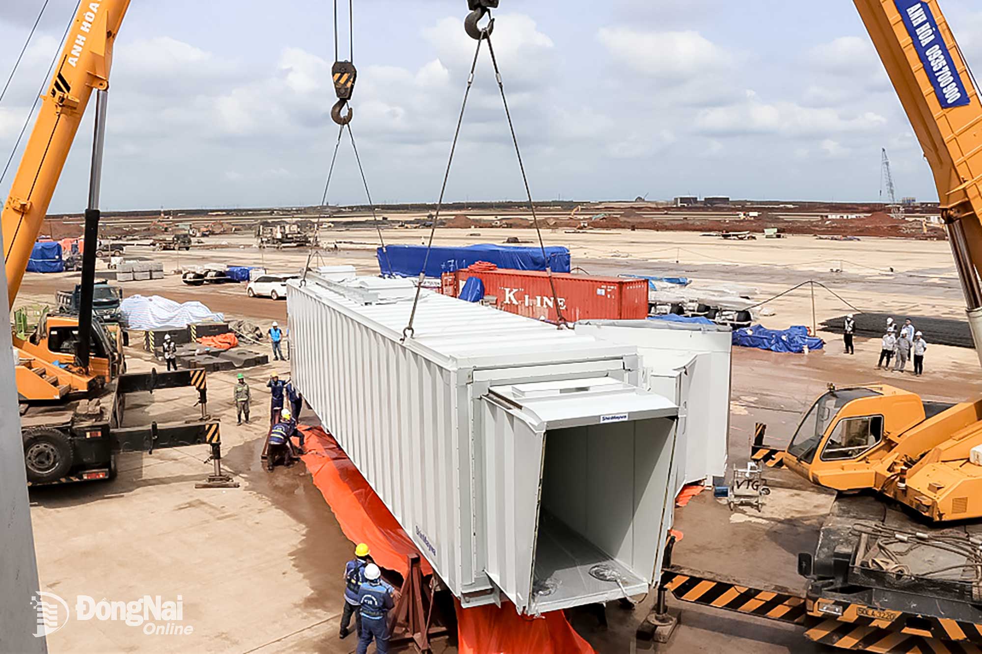 Để phục vụ nâng cầu ống lồng lắp đặt vào phần kết cấu thép khu cầu ống lồng, nhà thầu sử dụng 2 cần cẩu có tải trọng 140 tấn phục vụ thi công. Ảnh: Phạm Tùng  