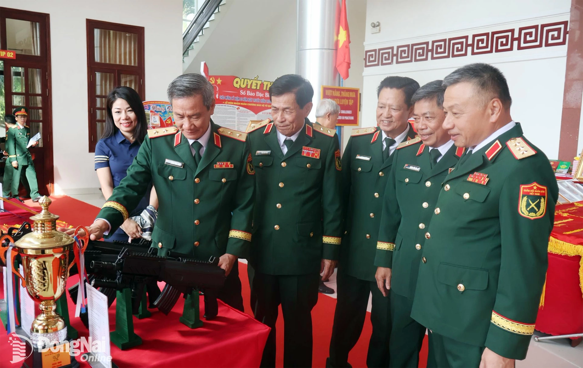 Thủ trưởng Tổng cục Chính trị và đại diện nhà trường tham quan các mô hình bên lề buổi lễ. Ảnh: Nguyệt Hà