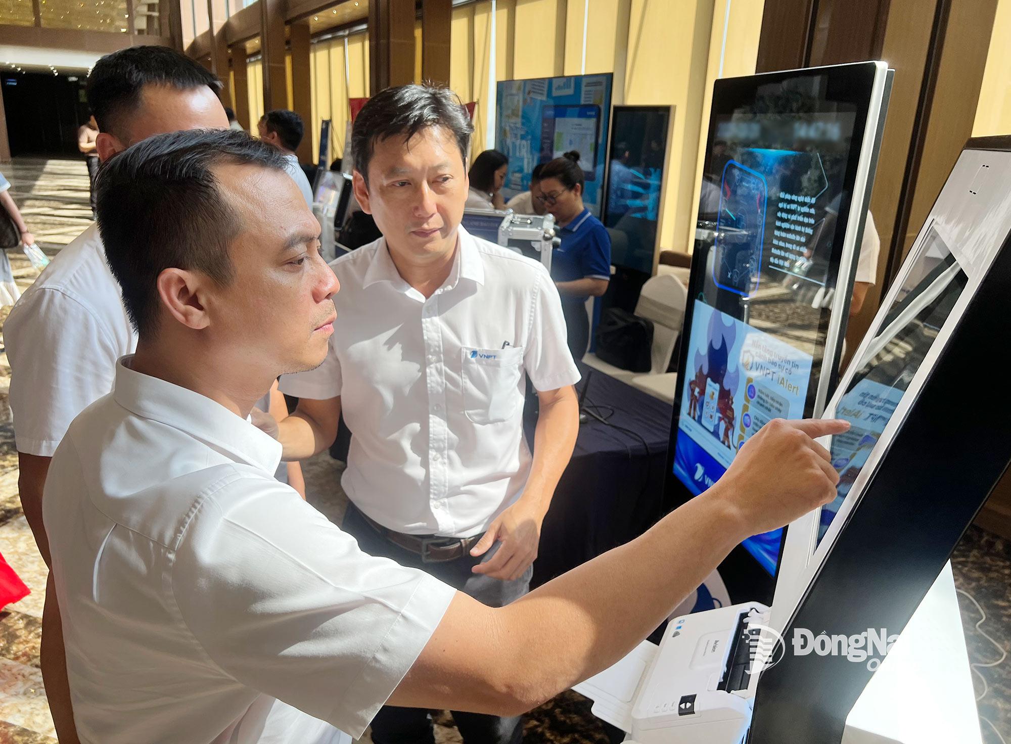 Nhiều sản phẩm chuyển đổi số sẽ tham gia triển lãm tại Techfest Dong Nai 2025. Trong ảnh: Khu vực gian trưng bày, giới thiệu các sản phẩm công nghệ số tại Hội thảo khoa học Triển khai Nghị quyết số 57-NQ/TW tại tỉnh Đồng Nai vào tháng 3-2025. Ảnh: Hải Quân