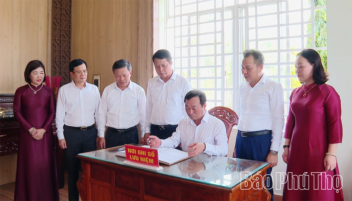 Phó Bí thư Thường trực Tỉnh ủy Bùi Văn Quang dâng hương các anh hùng liệt sĩ tại An Giang