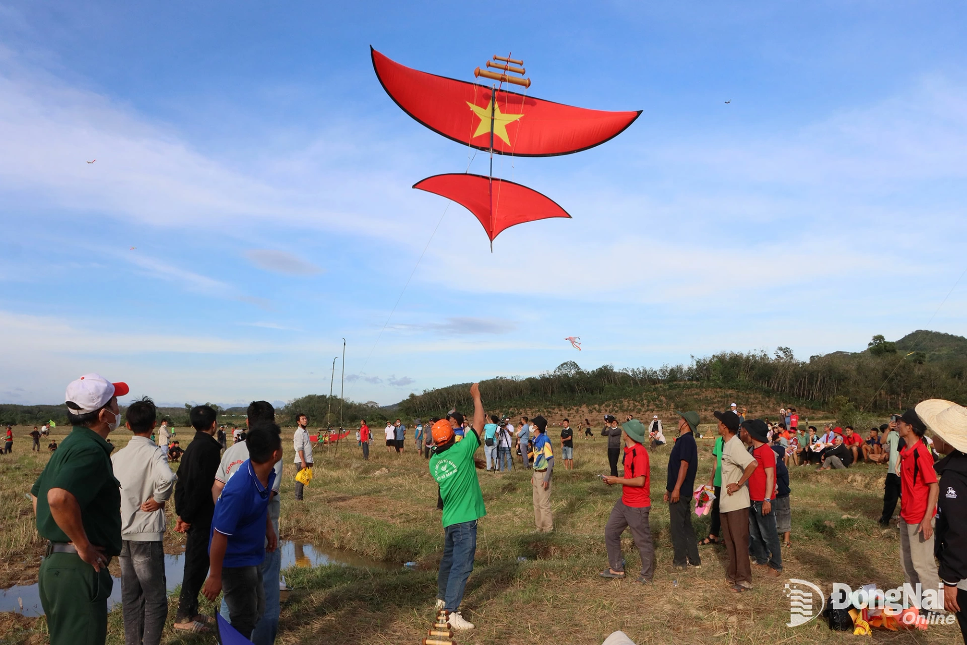 Phần thi diều vượt câu liêm thu hút nhiều đội tham gia. Ảnh: Xuân Túc