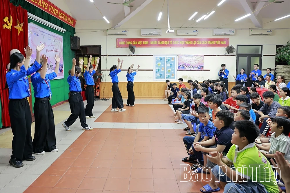 Chương trình “Dệt lụa yêu thương - Mười năm kết dáng”
