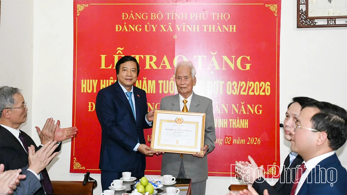 Phó Bí thư Tỉnh ủy Nguyễn Mạnh Sơn trao Huy hiệu 80 năm tuổi Đảng cho đảng viên Đỗ Văn Năng