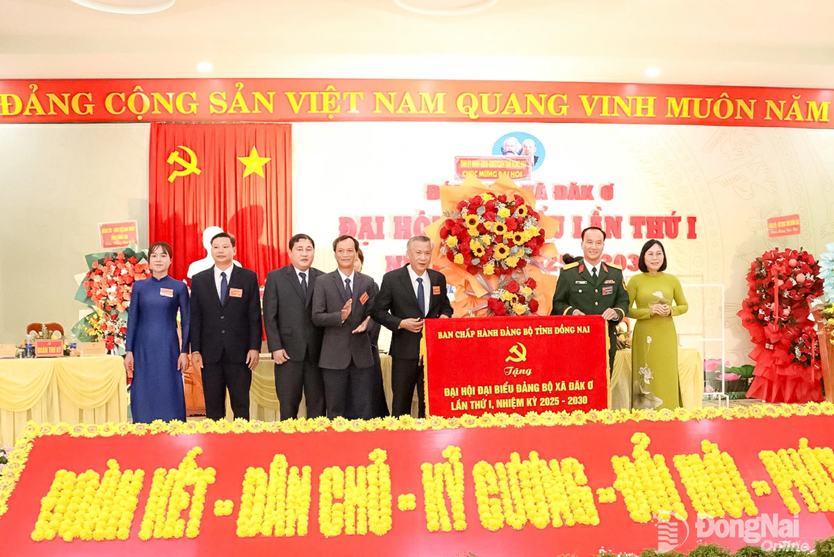 Đại tá Võ Thành Danh, Ủy viên Ban Thường vụ Tỉnh ủy, Chỉ huy trưởng Bộ Chỉ huy Quân sự tỉnh Đồng Nai và Tỉnh ủy viên, Phó Chủ tịch UBND tỉnh Đồng Nai Nguyễn Thị Hoàng trao hoa và bức trướng của Ban Chấp hành Đảng bộ tỉnh chúc mừng Đại hội Đại biểu Đảng bộ xã Đăk Ơ nhiệm kỳ 2025-2030. Ảnh: Văn Đoàn