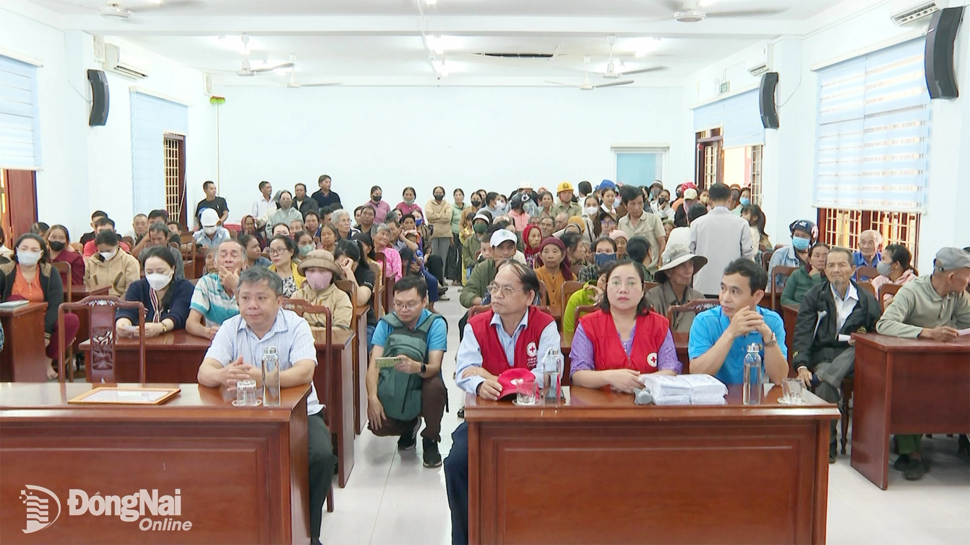 Đông đảo bà con xã Vân Canh, tỉnh Gia Lai đến nhận quà