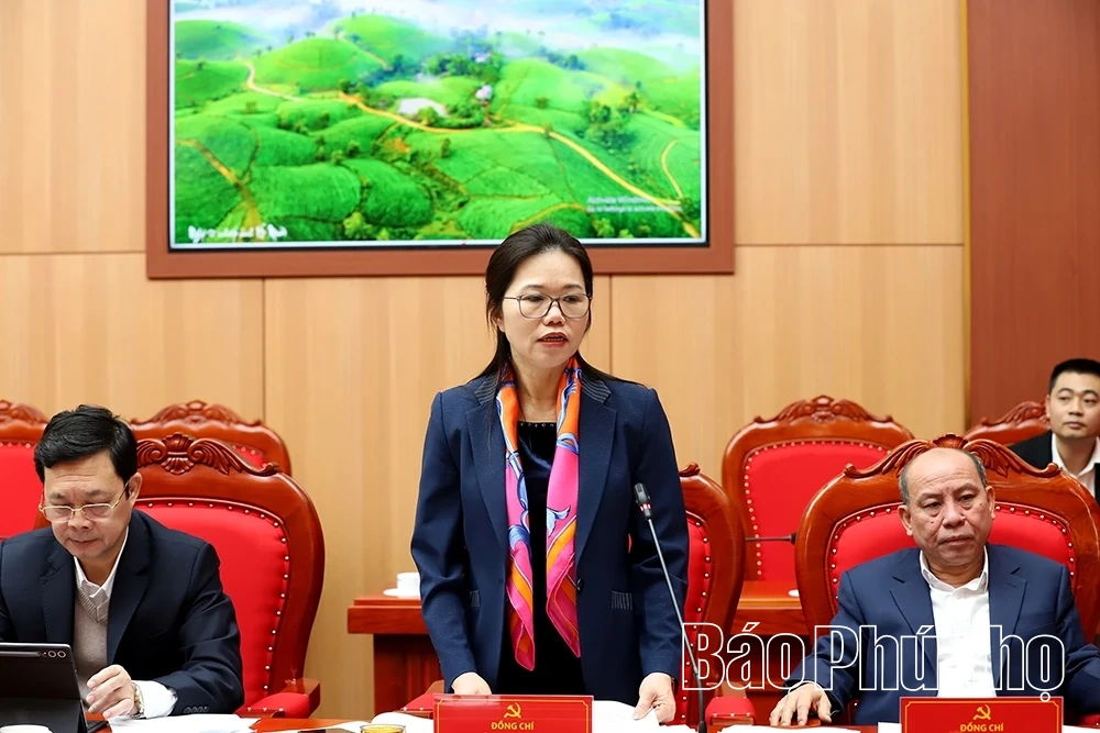 Cho &yacute; kiến về c&ocirc;ng t&aacute;c nh&acirc;n sự chuẩn bị bầu cử v&agrave; c&aacute;c nghị quyết, đề &aacute;n ph&aacute;t triển kinh tế - x&atilde; hội chiến lược