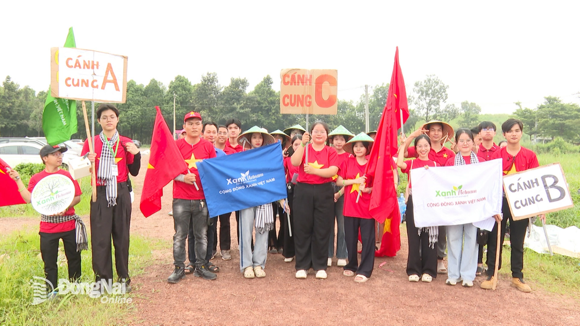 Nhóm Xanh Đồng Nai ra quân dọn dẹp vệ sinh môi trường tại phường Trảng Dài vào sáng 7-9-2025. Ảnh: K.Huê