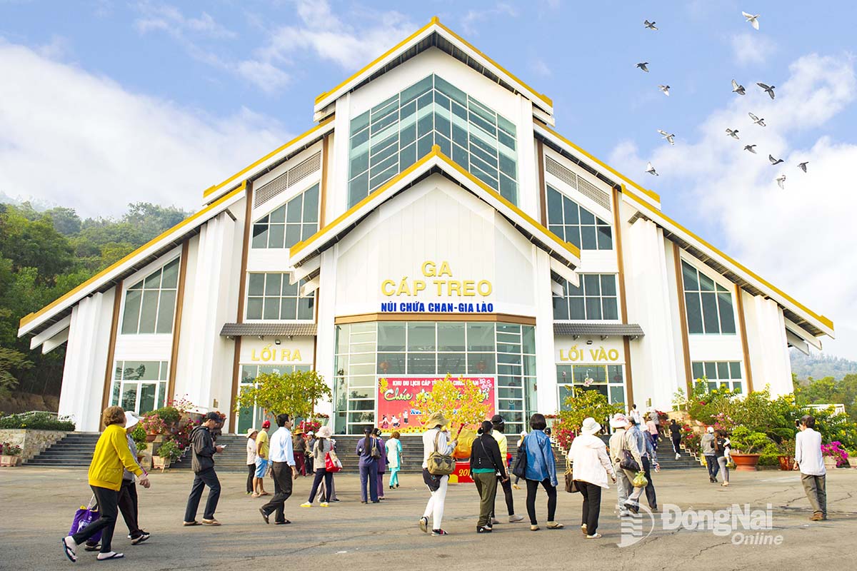 Du khách hành hương lên núi Chứa Chan. Ảnh: ĐVCC