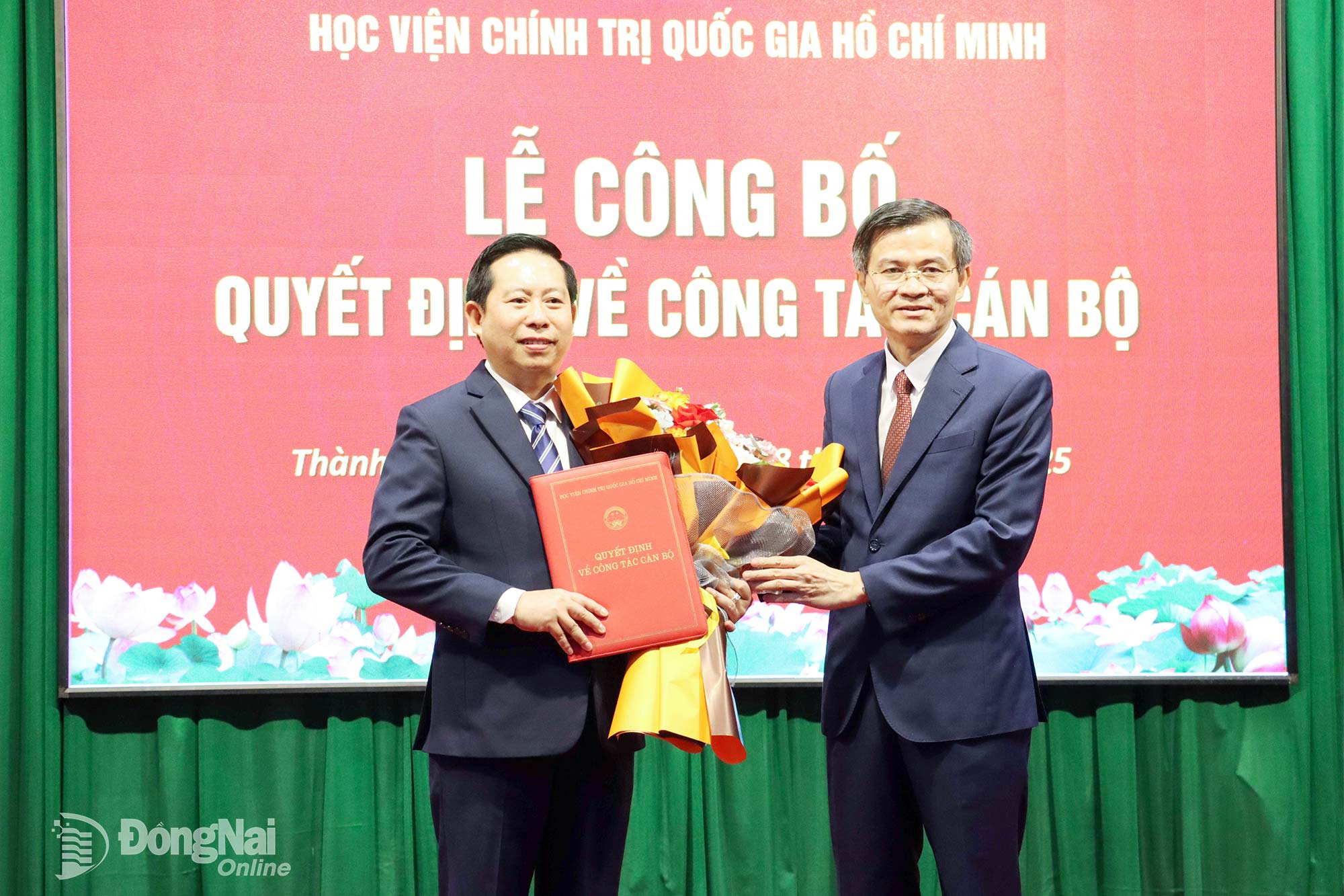 PGS.TS Đoàn Minh Huấn, Ủy viên Trung ương Đảng, Phó Giám đốc Thường trực Học viện Chính trị Quốc gia Hồ Chí Minh trao quyết định bổ nhiệm Giám đốc Học viện Chính trị khu vực II cho PGS.TS Nguyễn Tấn Vinh (bên trái). Ảnh: Đặng Hùng