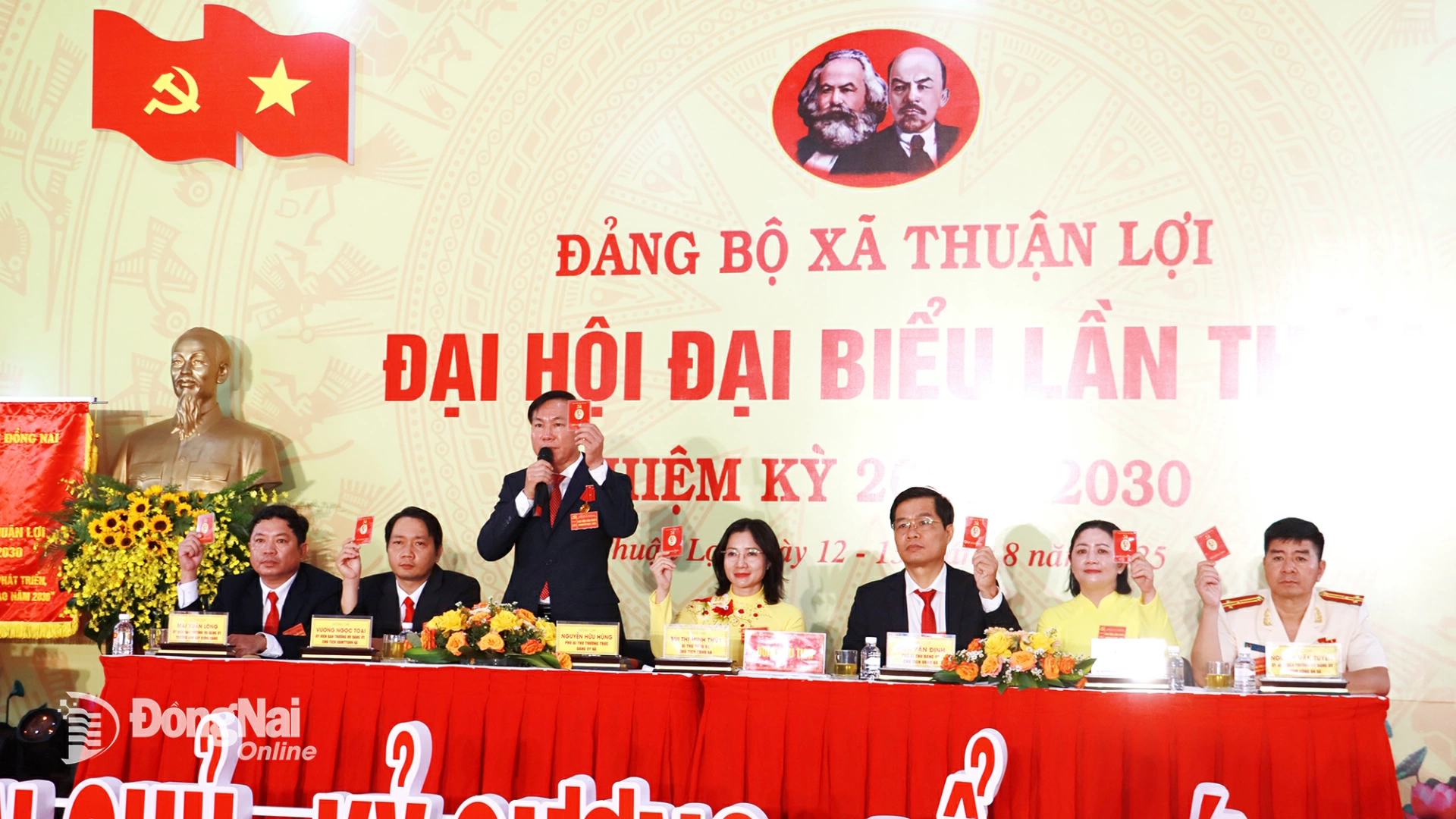 Đại biểu biểu quyết thông qua nghị quyết đại hội.