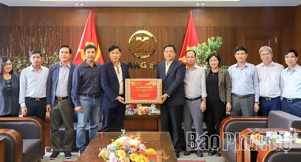 Chủ tịch UBND tỉnh Trần Duy Đ&ocirc;ng thăm, ch&uacute;c Tết c&aacute;c doanh nghiệp