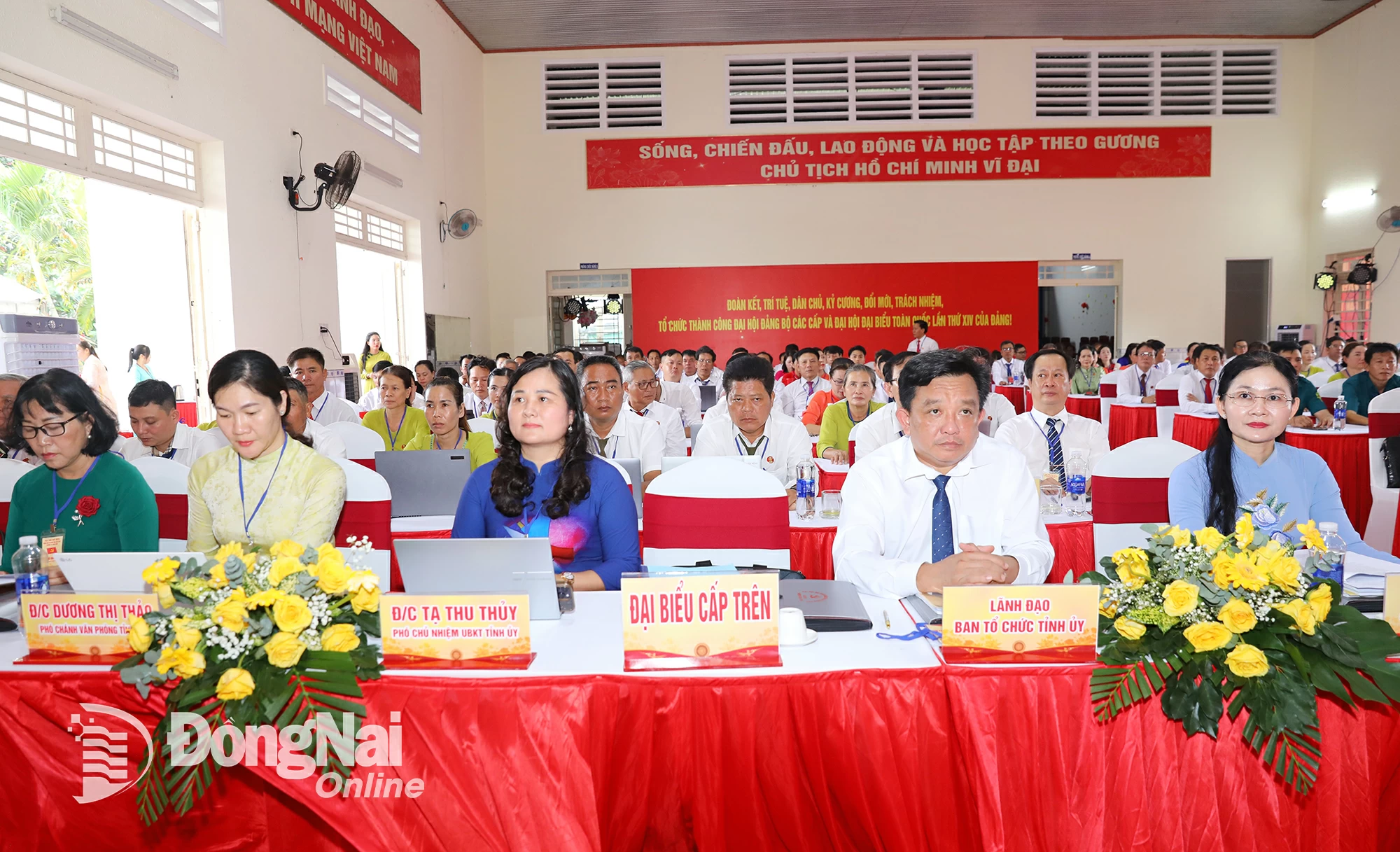 Đồng chí Tôn Ngọc Hạnh, Ủy viên dự khuyết Trung ương Đảng, Phó Bí thư Thường trực Tỉnh ủy, Chủ tịch HĐND tỉnh Đồng Nai và lãnh đạo các cơ quan, đơn vị, sở, ngành, đại biểu tham dự đại hội. Ảnh: Huy Anh