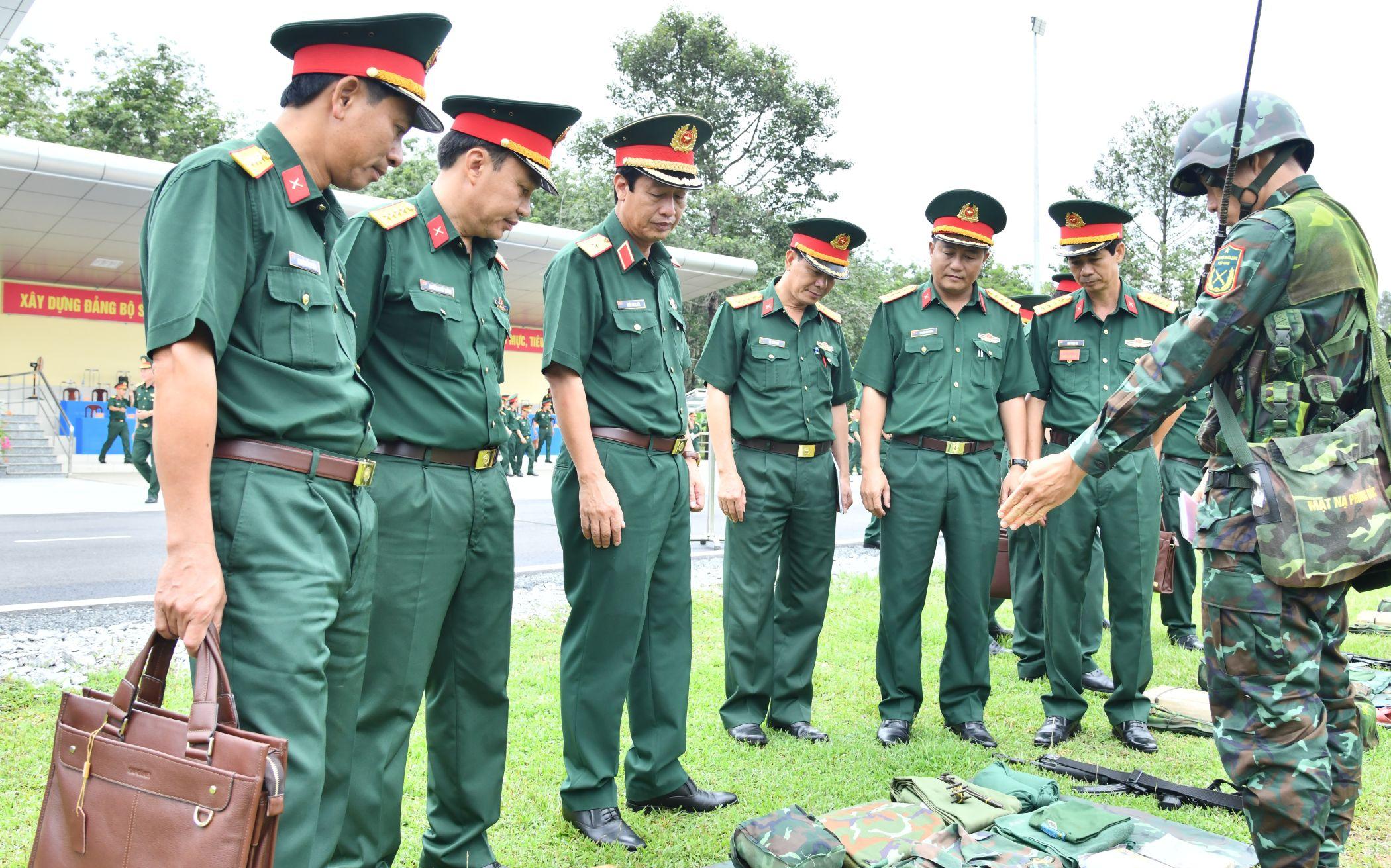 Đại biểu tham quan chương trình làm điểm. Ảnh: ĐVCC