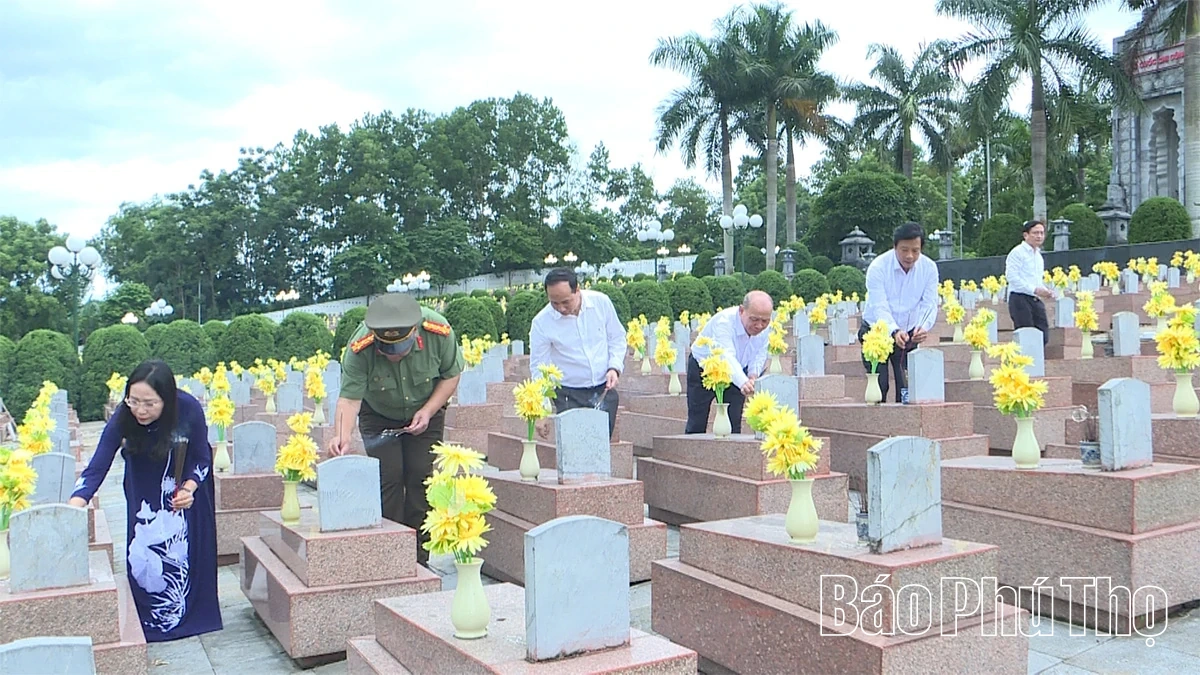 Đoàn đại biểu Phú Thọ viếng nghĩa trang liệt sĩ tại tỉnh Điện Biên
