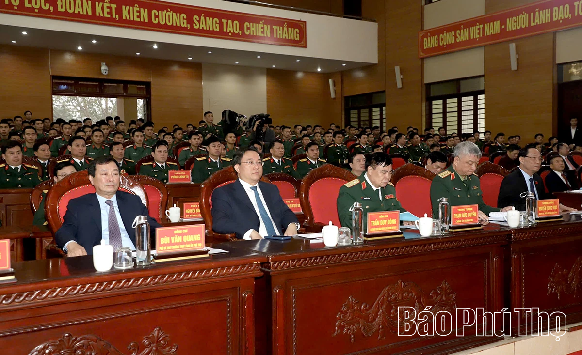 Chủ tịch nước Lương Cường thăm, ch&uacute;c Tết c&aacute;n bộ, chiến sĩ Sư đo&agrave;n 316