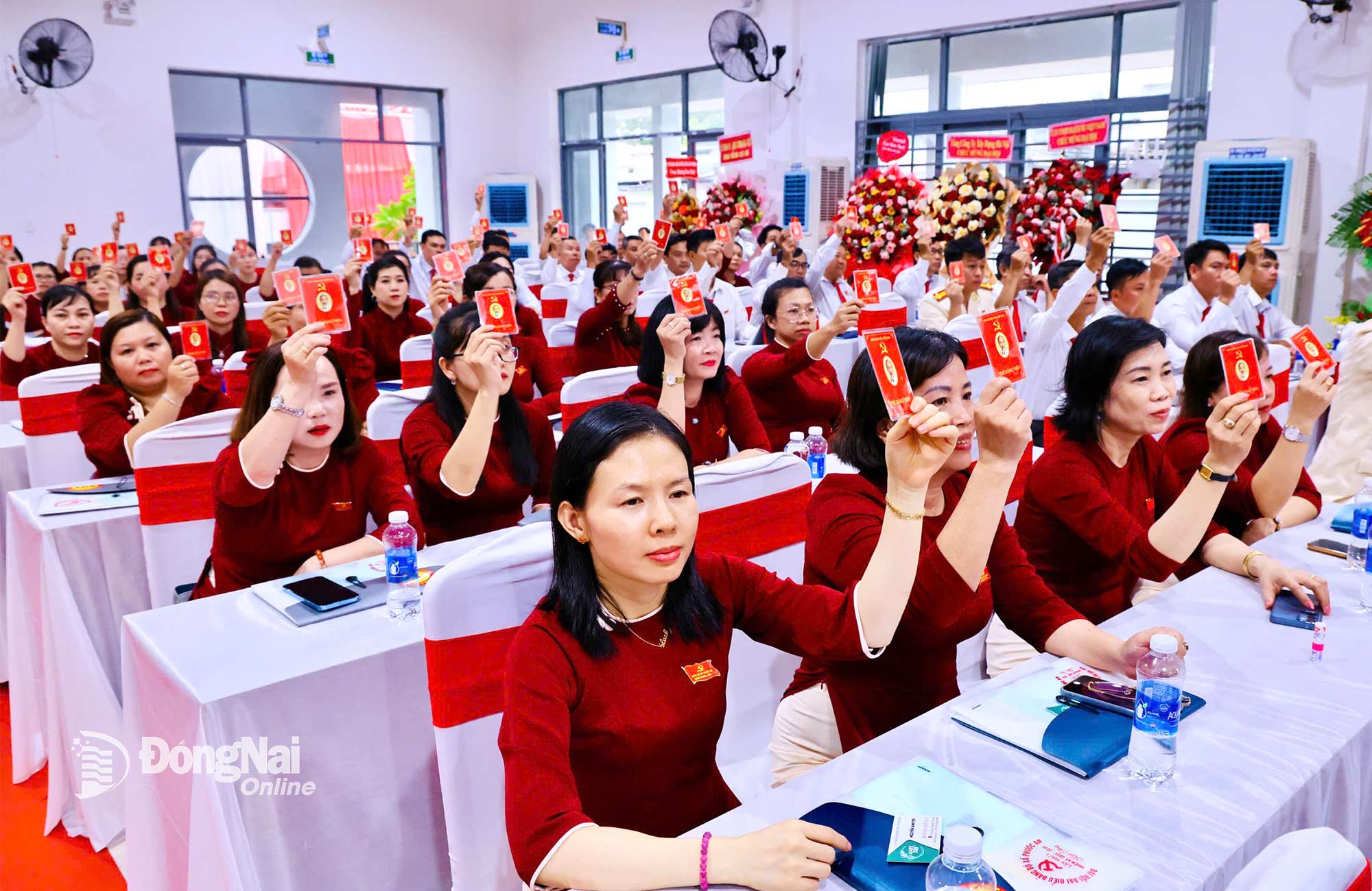 Các đại biểu biểu quyết tại đại hội. Ảnh: Công Nghĩa